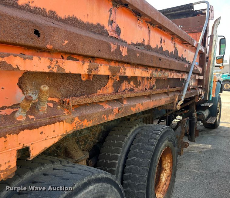 image for item DC6176 2004 International 7600  dump truck