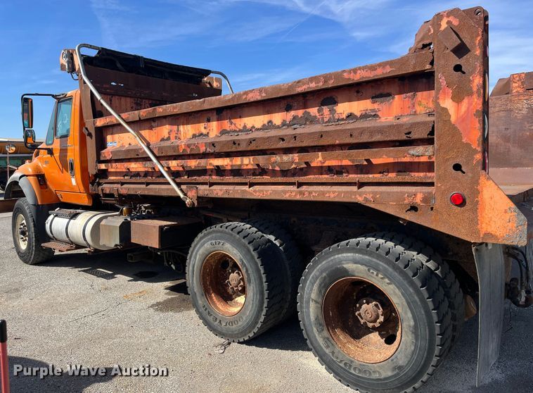 image for item DC6176 2004 International 7600  dump truck