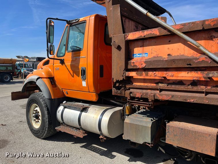 image for item DC6176 2004 International 7600  dump truck