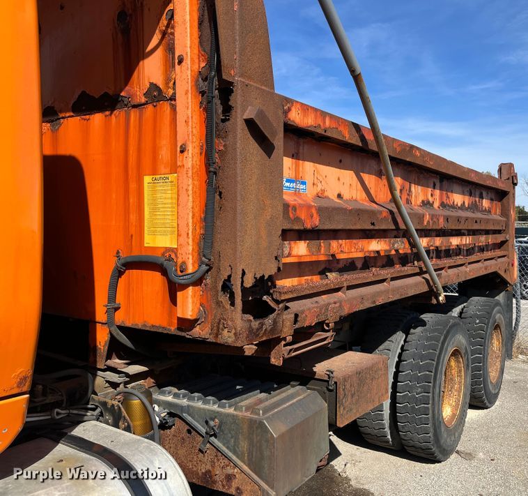 image for item DC6176 2004 International 7600  dump truck