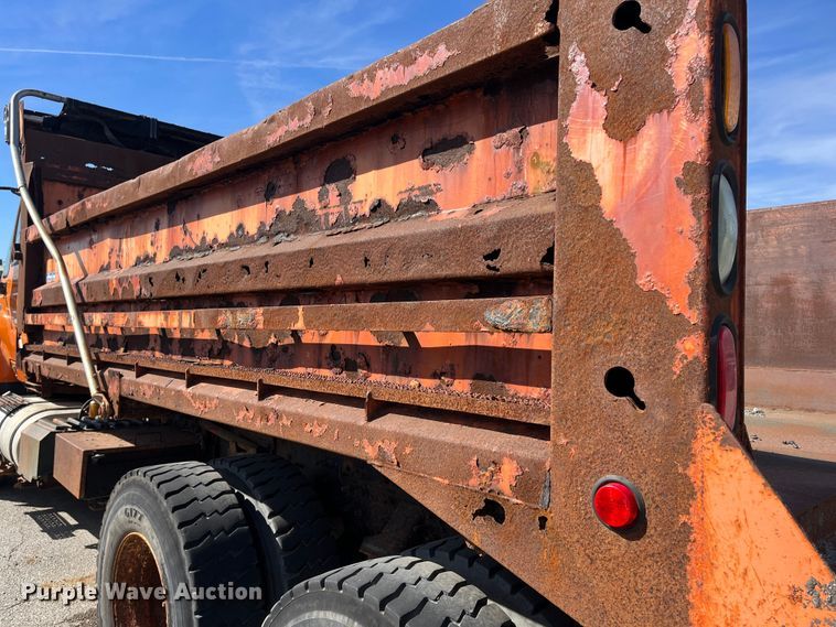 image for item DC6176 2004 International 7600  dump truck