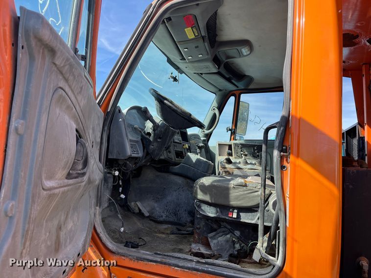 image for item DC6176 2004 International 7600  dump truck