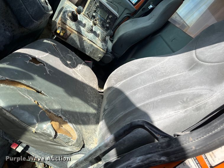 image for item DC6176 2004 International 7600  dump truck