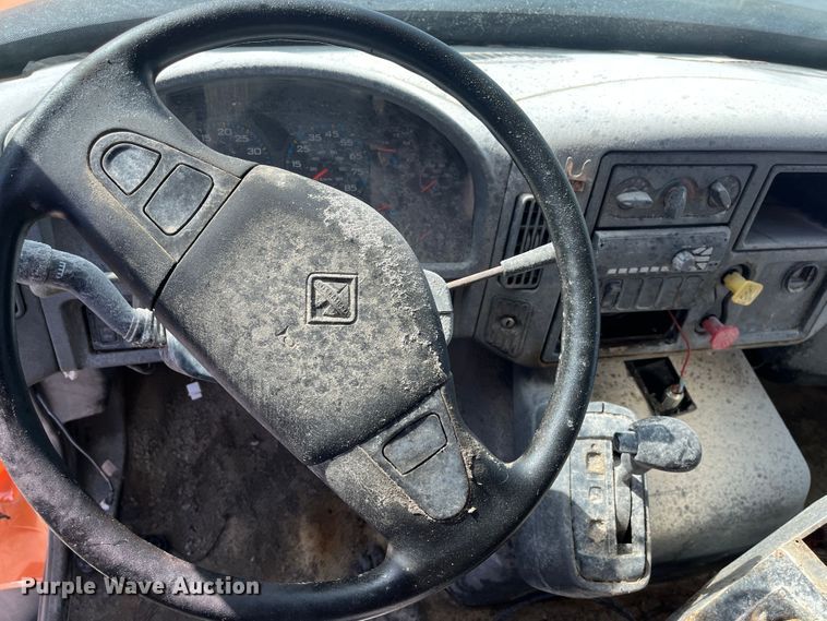 image for item DC6176 2004 International 7600  dump truck