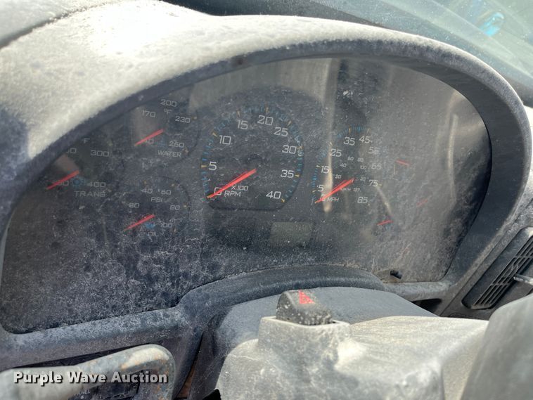 image for item DC6176 2004 International 7600  dump truck