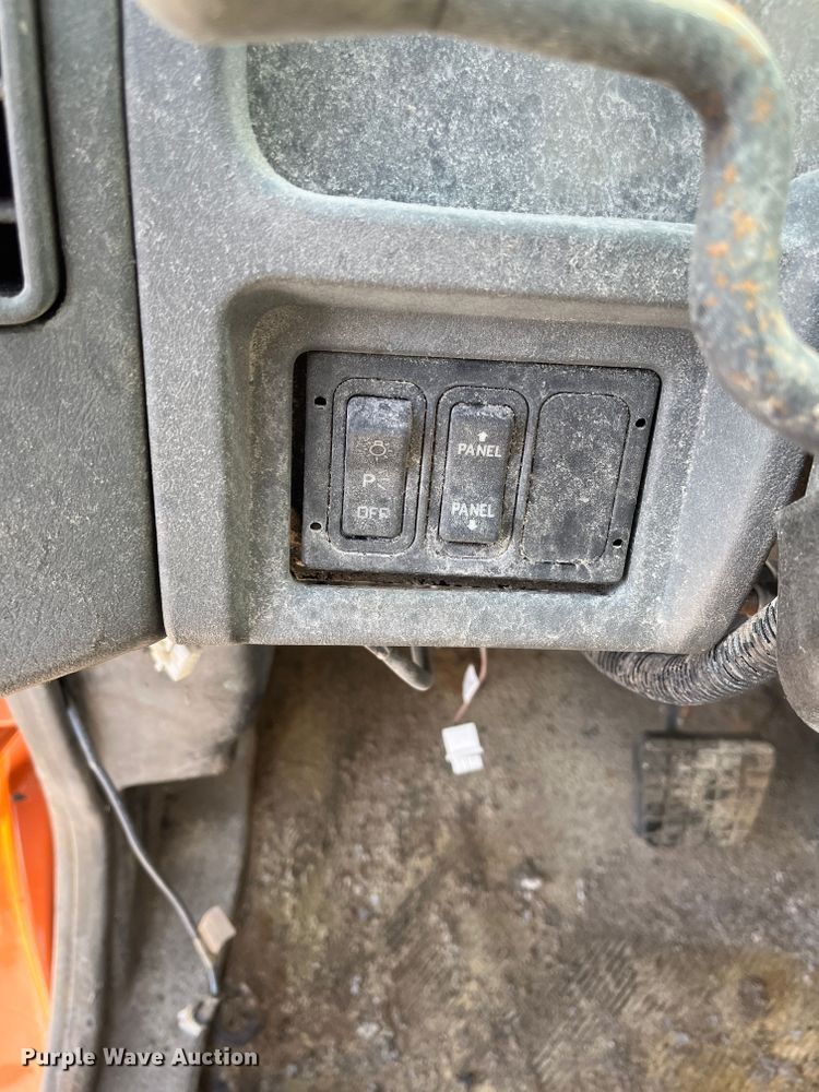 image for item DC6176 2004 International 7600  dump truck