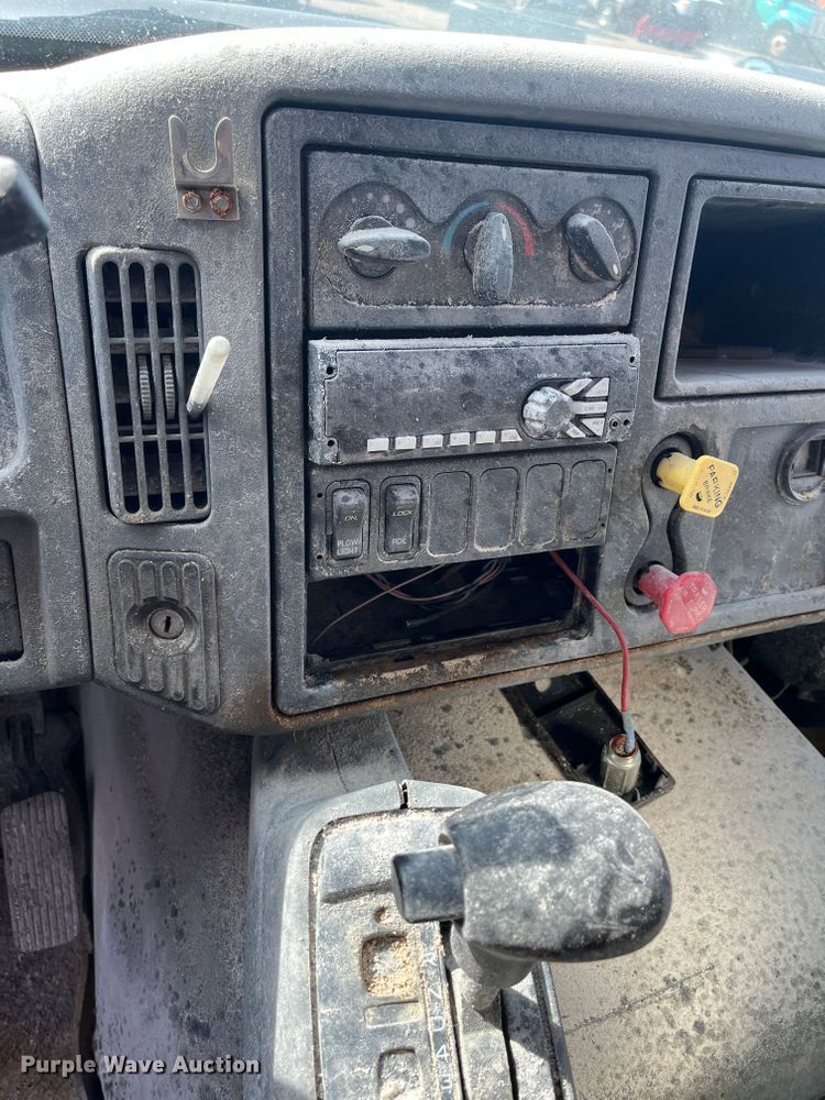 image for item DC6176 2004 International 7600  dump truck