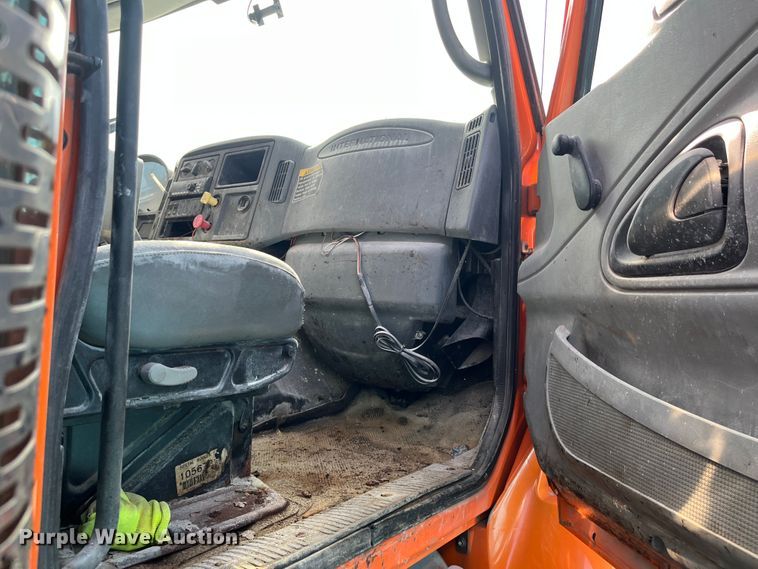 image for item DC6176 2004 International 7600  dump truck