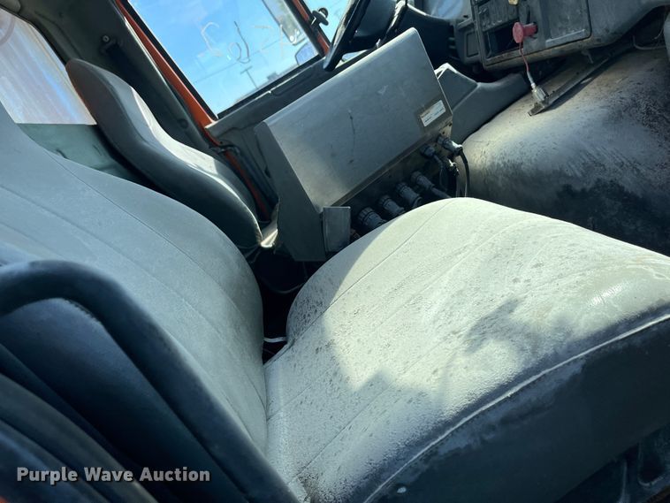 image for item DC6176 2004 International 7600  dump truck