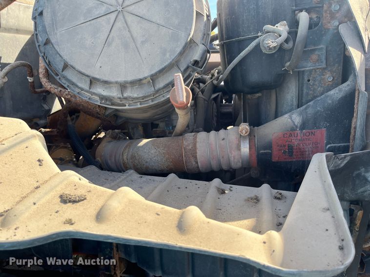 image for item DC6176 2004 International 7600  dump truck