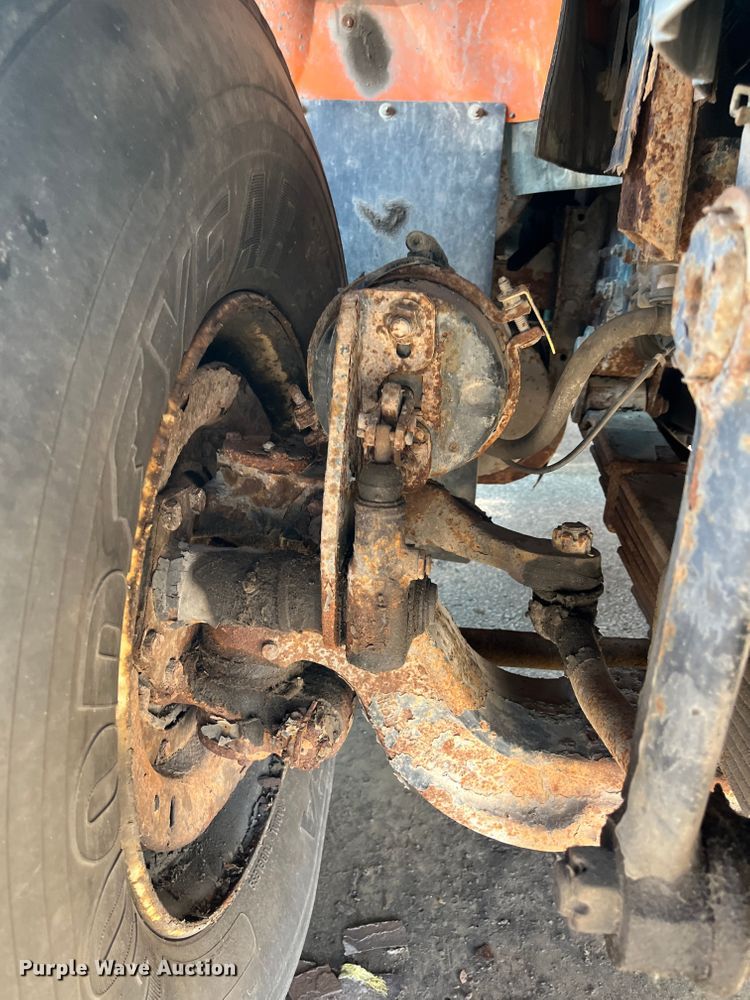 image for item DC6176 2004 International 7600  dump truck