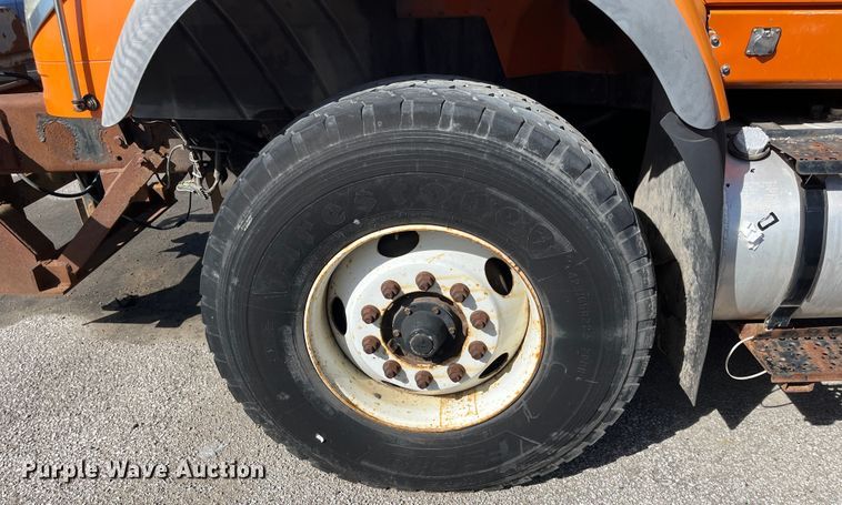 image for item DC6176 2004 International 7600  dump truck