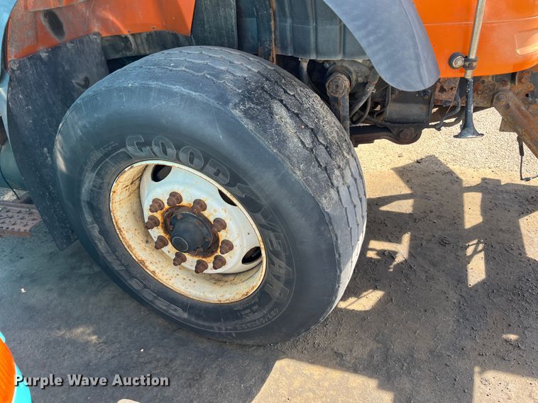 image for item DC6176 2004 International 7600  dump truck