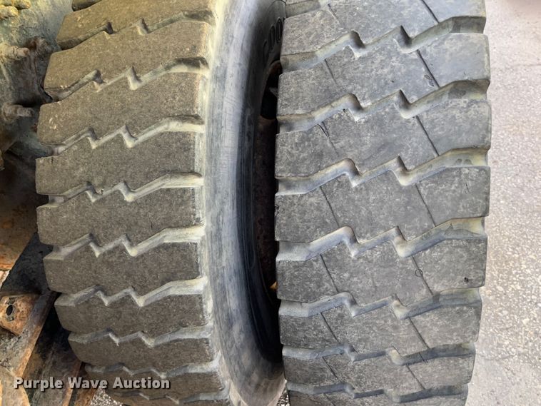 image for item DC6176 2004 International 7600  dump truck