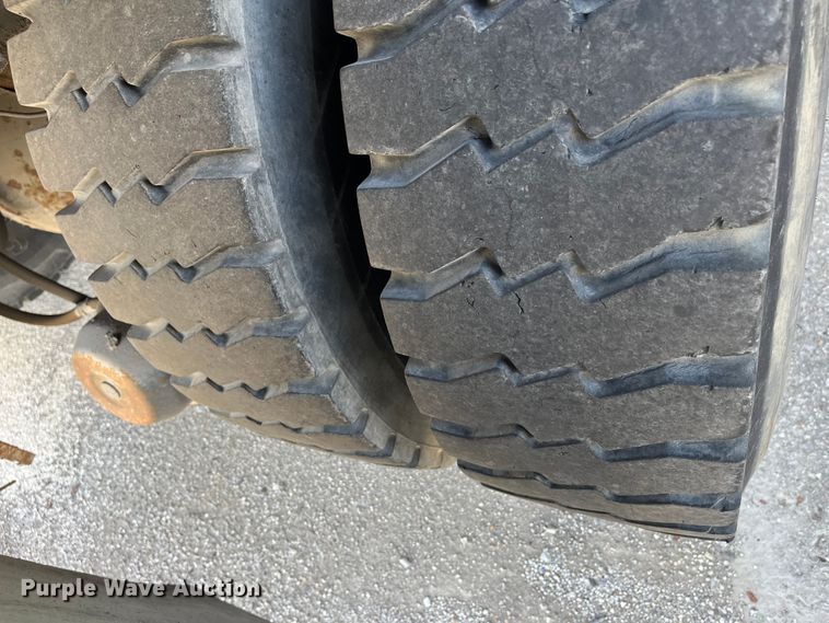 image for item DC6176 2004 International 7600  dump truck