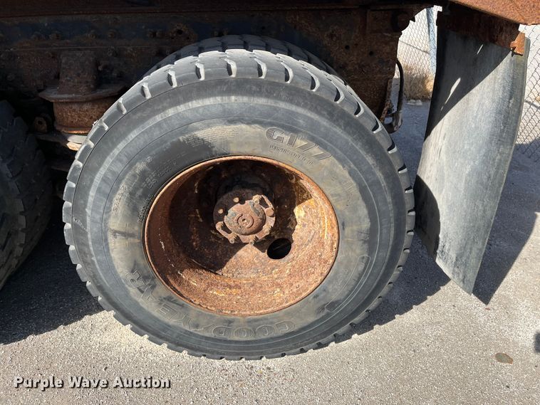 image for item DC6176 2004 International 7600  dump truck