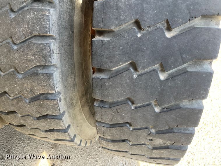 image for item DC6176 2004 International 7600  dump truck