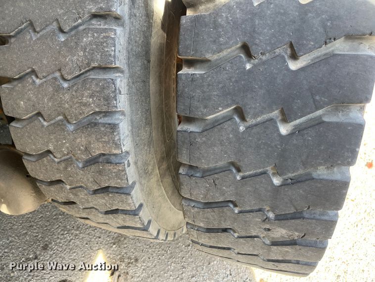 image for item DC6176 2004 International 7600  dump truck