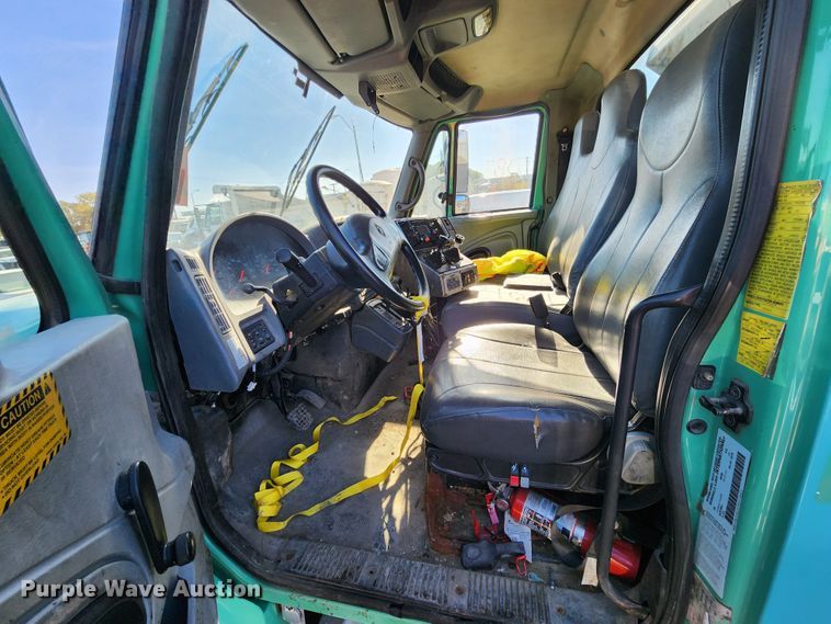 image for item DC6184 2007 International 7300  dump truck