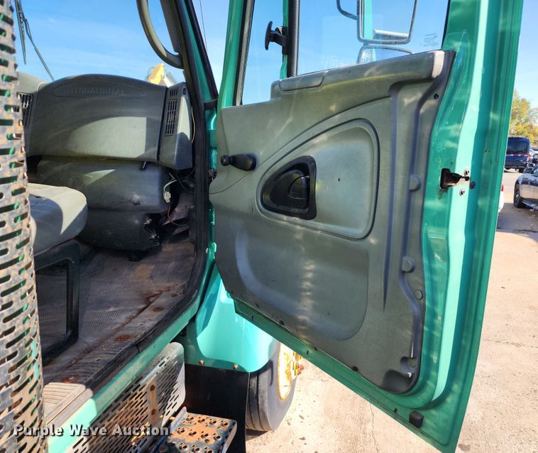 image for item DC6184 2007 International 7300  dump truck