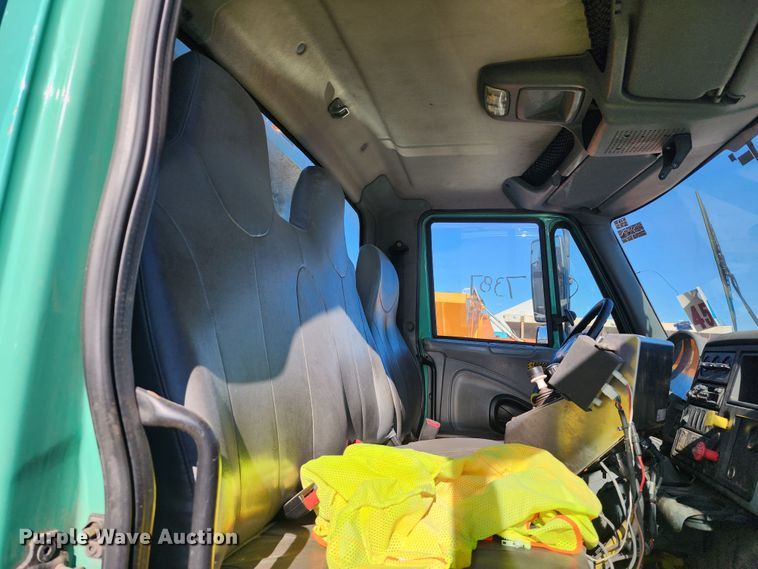 image for item DC6184 2007 International 7300  dump truck