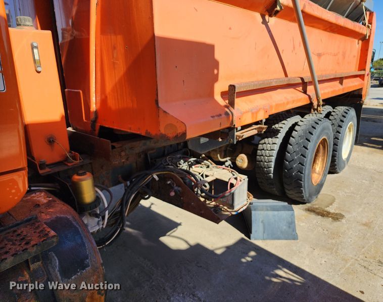 image for item DC6187 2009 International 7600  dump truck