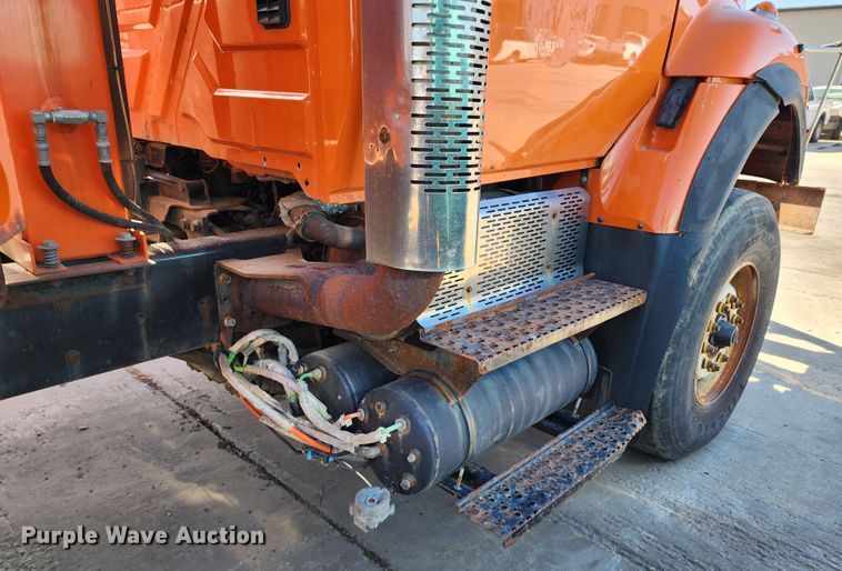 image for item DC6187 2009 International 7600  dump truck