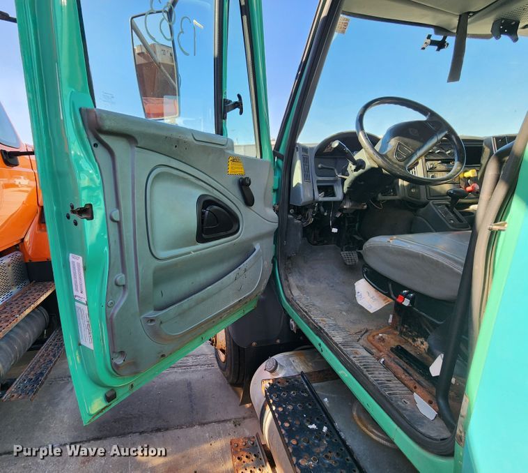 image for item DC6189 2007 International 7300  dump truck