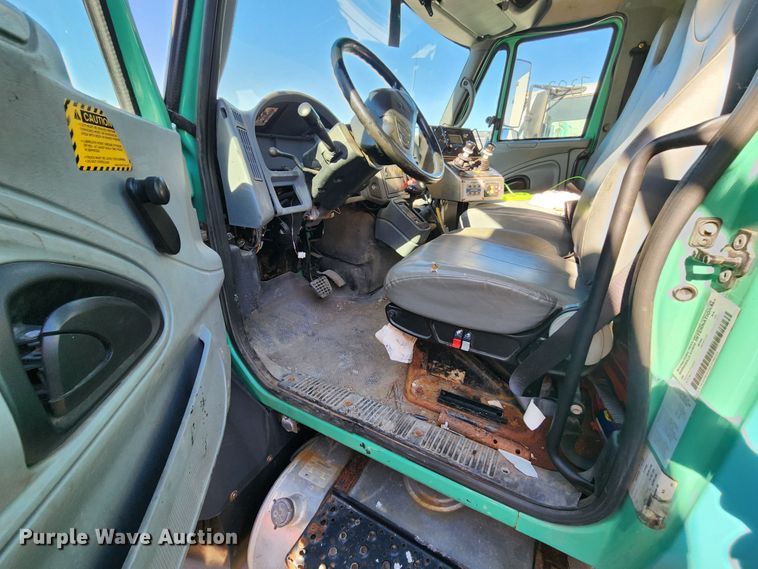 image for item DC6189 2007 International 7300  dump truck