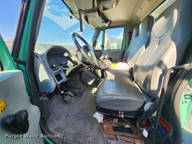 image for item DC6189 2007 International 7300  dump truck