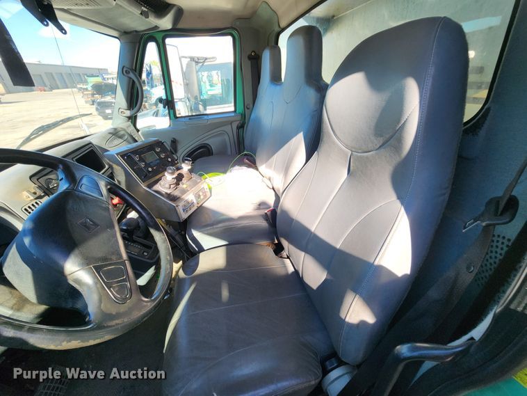 image for item DC6189 2007 International 7300  dump truck