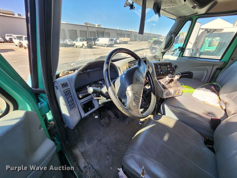 image for item DC6189 2007 International 7300  dump truck