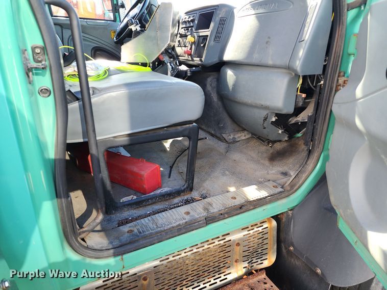 image for item DC6189 2007 International 7300  dump truck