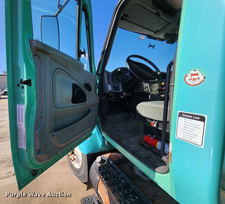 image for item DC6190 2007 International 7400  dump truck