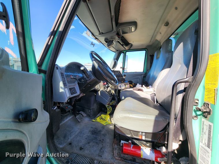 image for item DC6190 2007 International 7400  dump truck