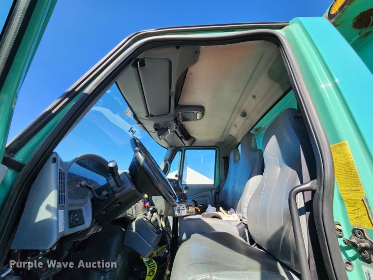 image for item DC6190 2007 International 7400  dump truck