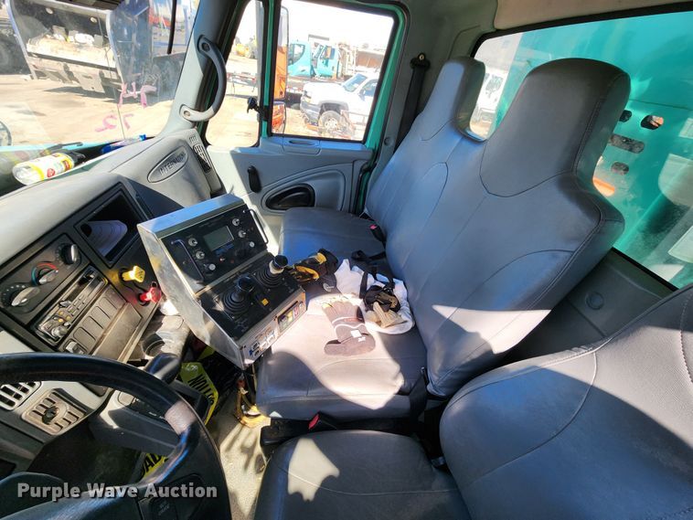 image for item DC6190 2007 International 7400  dump truck