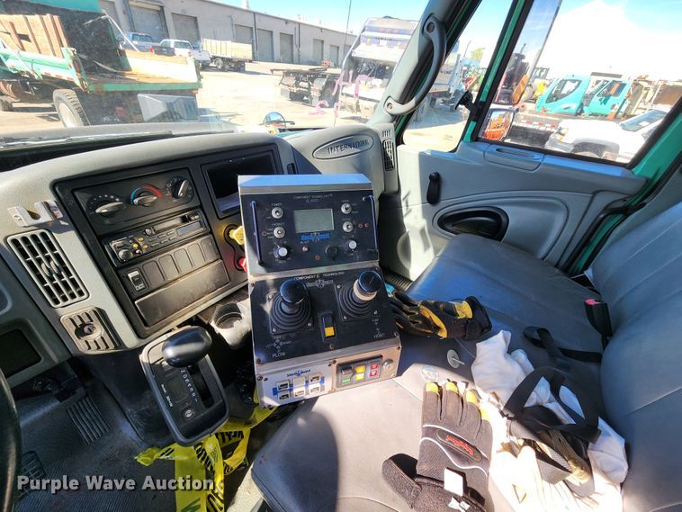 image for item DC6190 2007 International 7400  dump truck