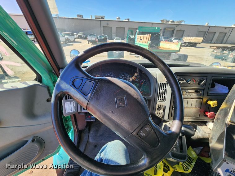 image for item DC6190 2007 International 7400  dump truck