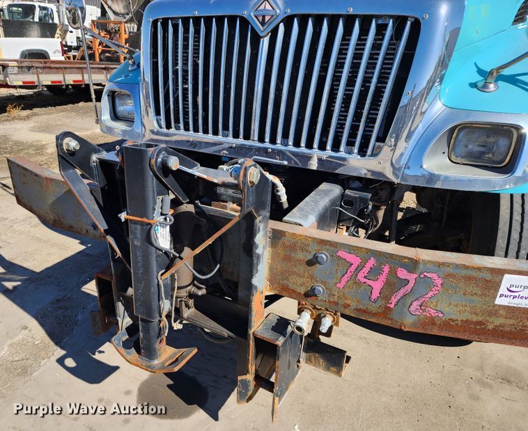 image for item DC6190 2007 International 7400  dump truck