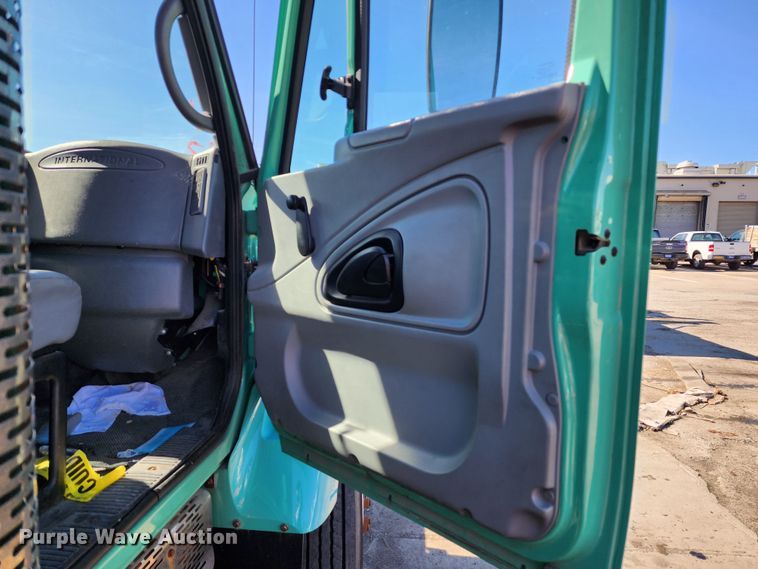 image for item DC6190 2007 International 7400  dump truck