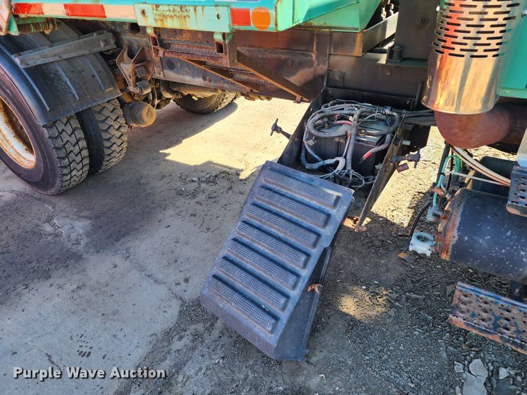 image for item DC6190 2007 International 7400  dump truck