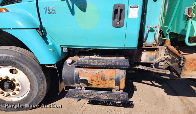 image for item DC6190 2007 International 7400  dump truck