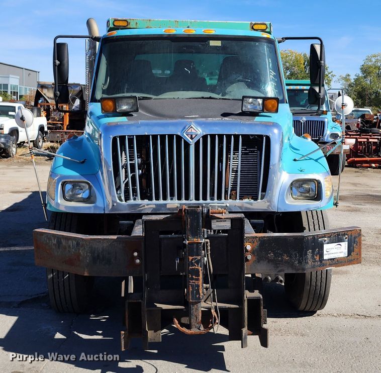 image for item DC6192 2007 International 7400  dump truck