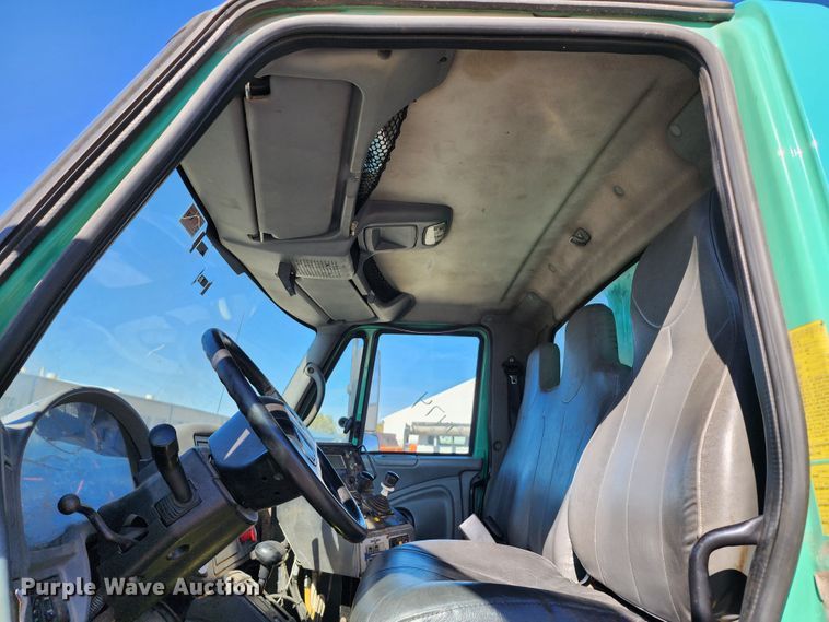 image for item DC6192 2007 International 7400  dump truck