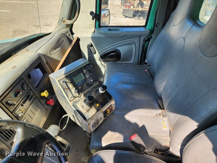 image for item DC6192 2007 International 7400  dump truck