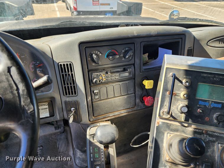 image for item DC6192 2007 International 7400  dump truck