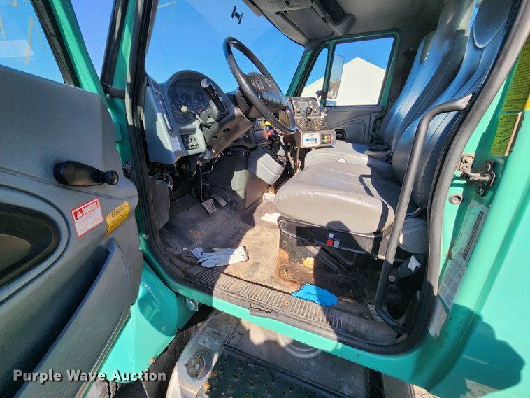 image for item DC6194 2007 International 7300  dump truck