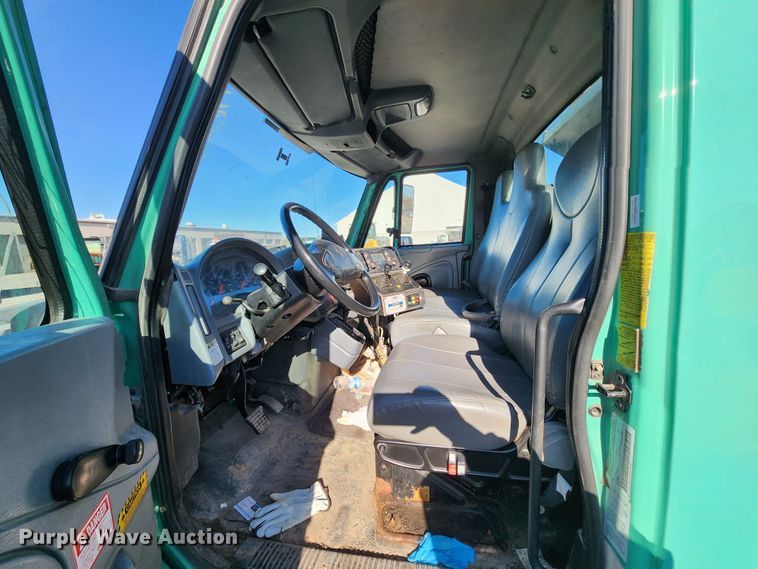 image for item DC6194 2007 International 7300  dump truck