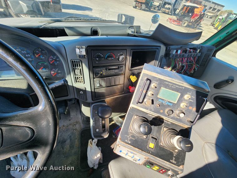 image for item DC6194 2007 International 7300  dump truck